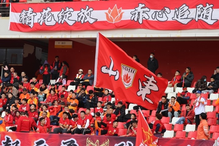 主場上萬名球迷的吶喊助威，給山東體彩女足征戰(zhàn)女超增添了能量與動力