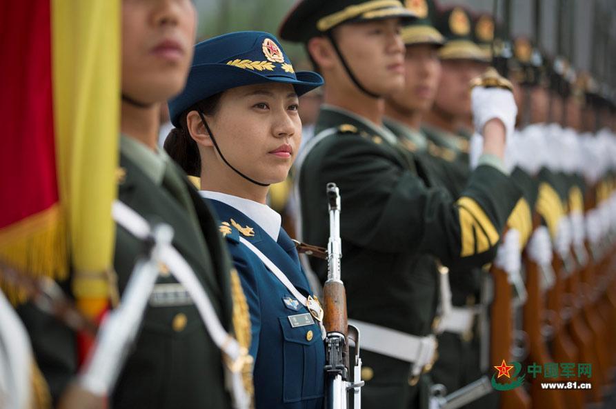 三軍儀仗隊(duì)女兵中隊(duì)，展現(xiàn)新時(shí)代巾幗英雄風(fēng)采，三軍儀仗隊(duì)女兵中隊(duì)，新時(shí)代巾幗英雄的風(fēng)采展現(xiàn)