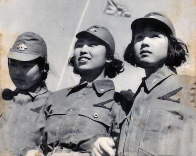 中國女兵敬禮圖片，展現(xiàn)力量與榮耀的象征，中國女兵敬禮，力量與榮耀的展現(xiàn)