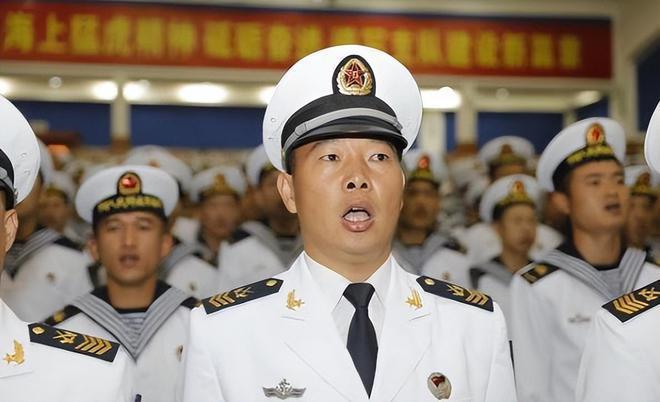軍士長與軍官，職責、地位和差異解析，軍士長與軍官，職責、地位及差異深度解析
