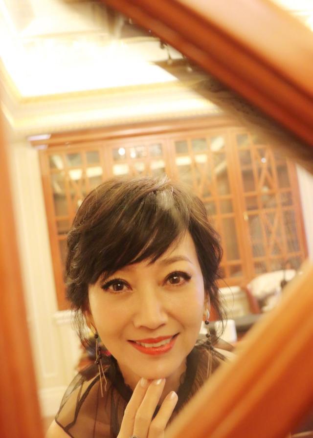 趙雅芝個人詳細(xì)簡歷，趙雅芝，演藝生涯的傳奇人生簡歷
