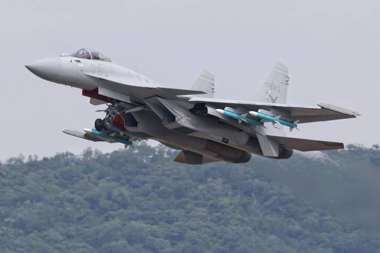 殲-15T，新一代艦載戰(zhàn)斗機(jī)的優(yōu)勢(shì)與挑戰(zhàn)，殲-15T新一代艦載戰(zhàn)斗機(jī)的優(yōu)勢(shì)與挑戰(zhàn)解析