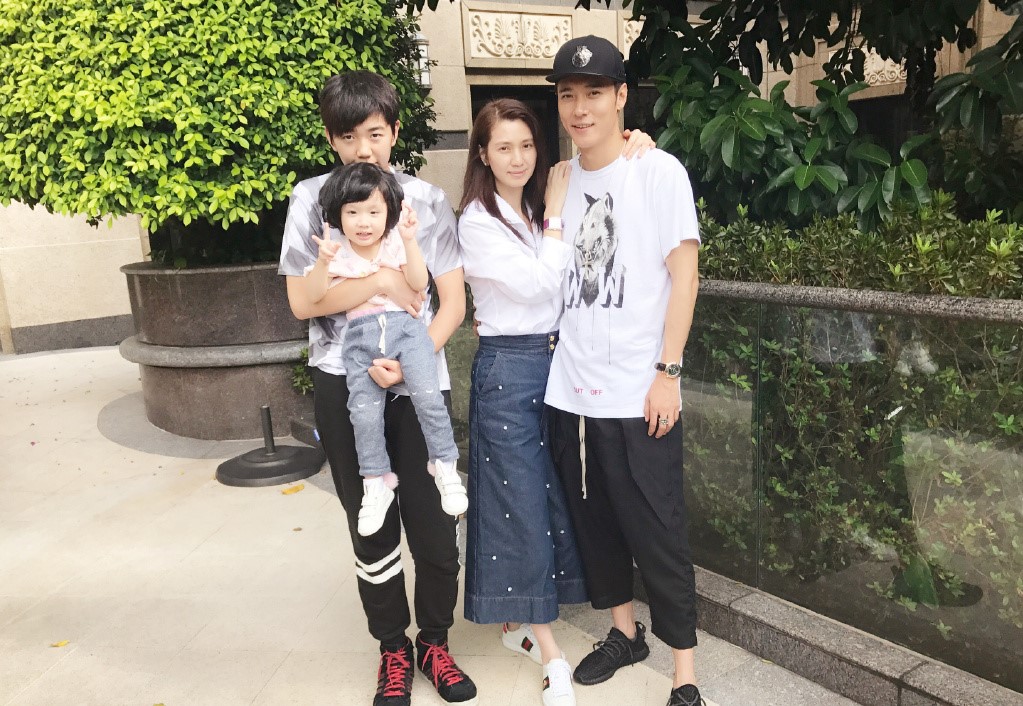 賈玲一家三口照片的真實故事，溫馨與幸福的見證，賈玲一家三口照片背后的溫馨與幸福見證