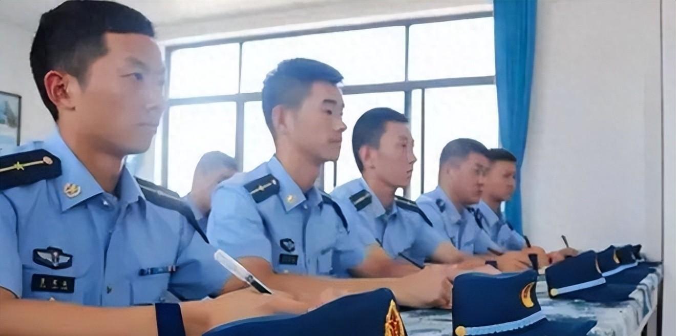 關(guān)于軍人軍銜等級(jí)，軍士長(zhǎng)與少尉的對(duì)比解析，軍人軍銜等級(jí)對(duì)比解析，軍士長(zhǎng)與少尉的差異探討