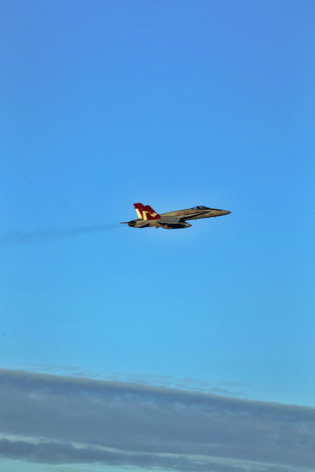 揭秘F-18戰(zhàn)斗機的卓越性能與傳奇歷程，F(xiàn)-18戰(zhàn)斗機的卓越性能與傳奇歷程揭秘