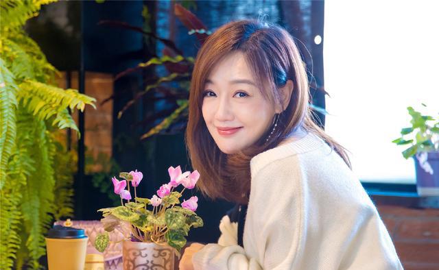 薛佳凝近況如何，演藝事業(yè)與個人生活的點滴呈現(xiàn)，薛佳凝近況揭秘，演藝事業(yè)與個人生活的精彩呈現(xiàn)