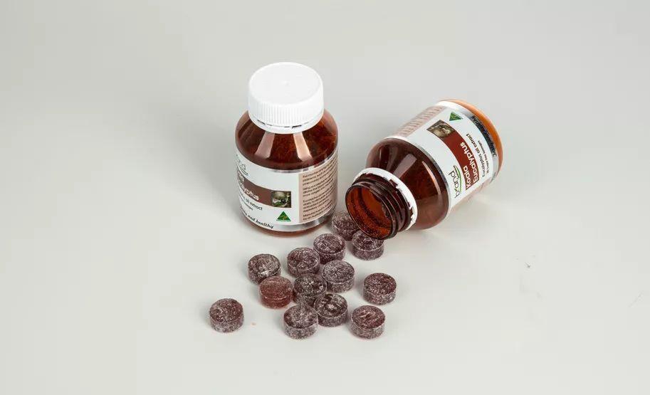 感覺喉嚨壁上粘了東西，原因、處理方法與預防建議，喉嚨不適解析，粘物感、成因、應對及預防建議